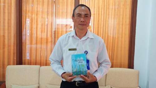 I Komang Berata penulis sastra Bali modern asal Kabupaten Karangasem di Kantor Kementerian Agama, Rabu (15/2/2023). Berata sudah meraih dua kali Anugerah Rancage.