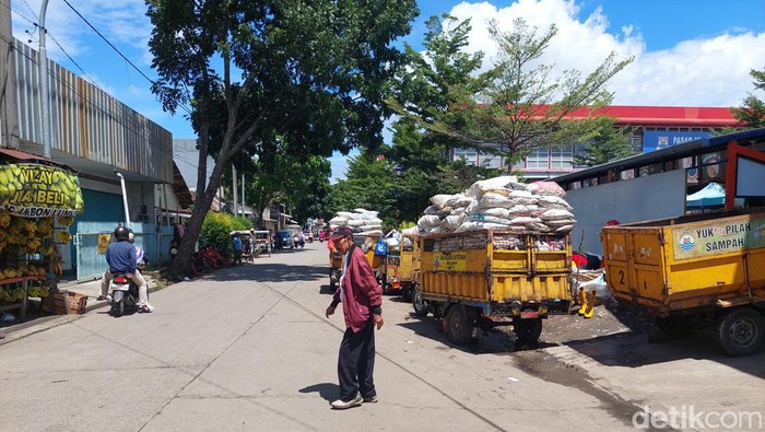 Penumpukan Sampah di TPS Pasar Atas Cimahi (Whisnu Pradana)