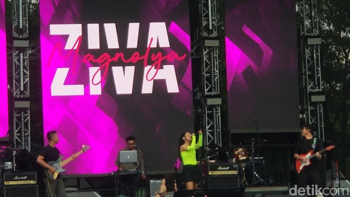 Performa Ziva Magnolya di Now Playing Fest di Lapangan Pussenif, Kota Bandung