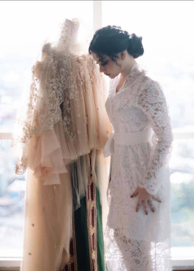 Busana yang dikenakan Sinta dijahit sendiri oleh ibunda. Terinspirasi dari kebaya yang dipakai Indah saat menikah. Foto: Instagram/@sintamutiarabell