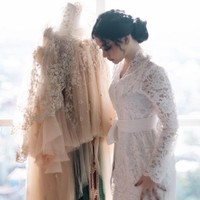 Busana yang dikenakan Sinta dijahit sendiri oleh ibunda. Terinspirasi dari kebaya yang dipakai Indah saat menikah. Foto: Instagram/@sintamutiarabell