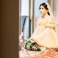 Sinta Mutiara Bella tampil cantik dalam balutan kebaya tunik beraksen ruffle dan lonceng pada bagian bahu serta lengan. Busana atasan dipadukan dengan kain kain tenun khas Bugis. Foto: Instagram/@sintamutiarabell