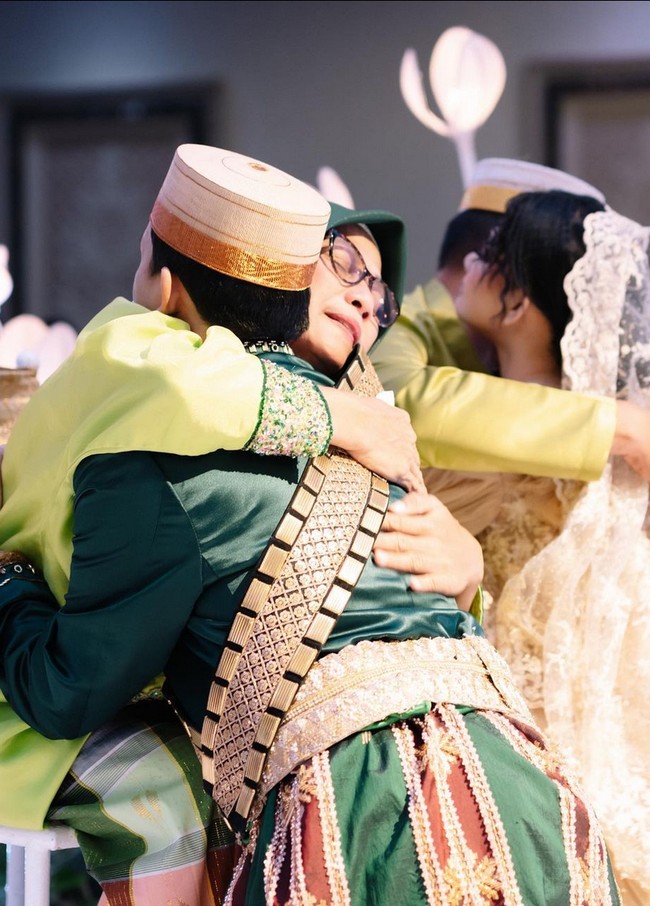 Sinta diketahui menikahi pria keturunan ningrat dengan adat Bugis. Pernikahan mereka direstui oleh sang ibu, Nursyah. Sementara ketika kakaknya Indah menikah dengan Arie Kriting, hubungan keduanya ditentang keras karena perbedaan suku. Foto: Instagram/@sintamutiarabell