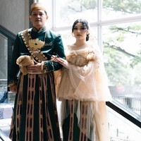 Untuk resepsi, Sinta berganti busana menjadi gaun mewah warna beige dengan hiasan bordir, kristal dan payet. Gaun tersebut juga hasil jahitan Nursyah. Foto: Instagram/@sintamutiarabell