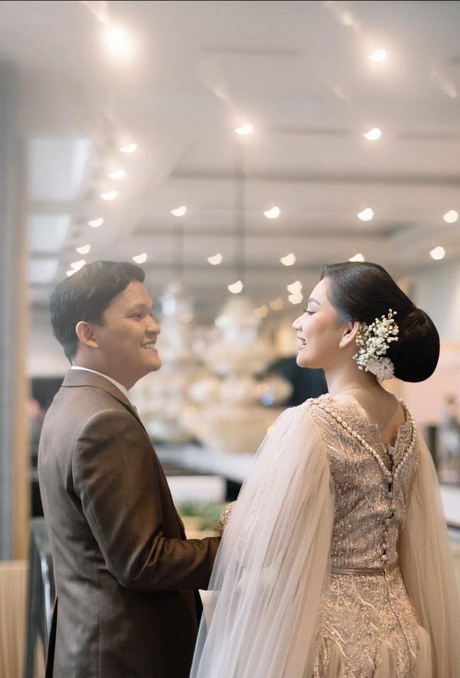 Ada makna mendalam di balik busana yang dipakai Sinta saat prosesi akad dan resepsi. Dua gaun tersebut merupakan penghormatan bagi ibu dan kakaknya. Foto: Instagram/@sintamutiarabell