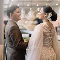 Ada makna mendalam di balik busana yang dipakai Sinta saat prosesi akad dan resepsi. Dua gaun tersebut merupakan penghormatan bagi ibu dan kakaknya. Foto: Instagram/@sintamutiarabell