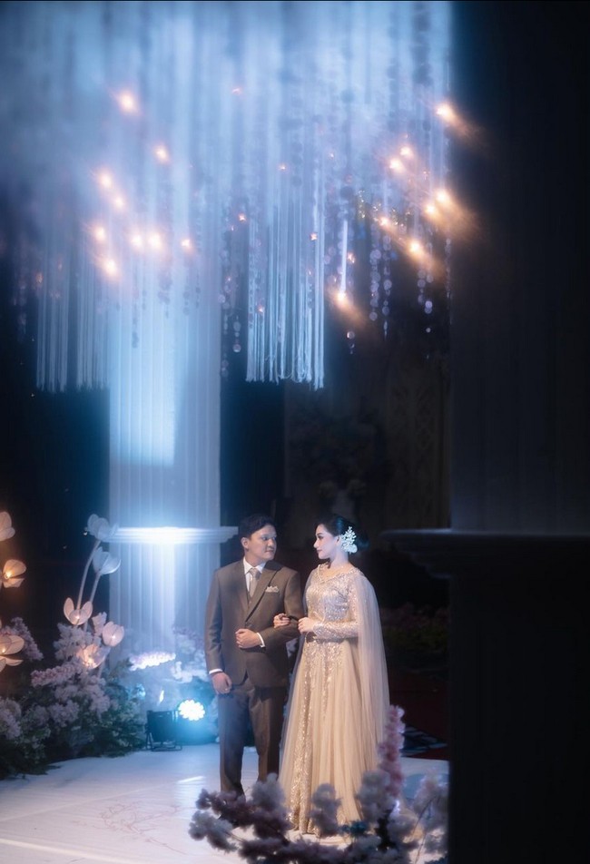 “Gaun yang aku kenakan dari Akad sampai Resepsi adalah hasil sentuhan jahitan tangan ibuku tercinta, gaun Resepsi sama seperti apa yang aku selalu khayalkan untuk di hari spesialku dan khusus untuk Akad sangat terinspirasi dan jatuh cinta dengan gaun Akad kakakku tersayang @indahpermatas, maka terciptalah gaun yang bermakna di hari kebahagiaan kami. Dua wanita hebat yang ku kagumi bersama dalam gaun yang akan ku kenang selamanya..,” tulis Sinta. Foto: Instagram/@sintamutiarabell