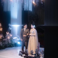 “Gaun yang aku kenakan dari Akad sampai Resepsi adalah hasil sentuhan jahitan tangan ibuku tercinta, gaun Resepsi sama seperti apa yang aku selalu khayalkan untuk di hari spesialku dan khusus untuk Akad sangat terinspirasi dan jatuh cinta dengan gaun Akad kakakku tersayang @indahpermatas, maka terciptalah gaun yang bermakna di hari kebahagiaan kami. Dua wanita hebat yang ku kagumi bersama dalam gaun yang akan ku kenang selamanya..,” tulis Sinta. Foto: Instagram/@sintamutiarabell