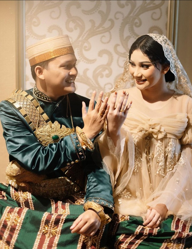 Momen pernikahan mereka baru diunggah di Instagram pribadi @sintamutiarabell baru-baru ini dan langsung jadi sorotan warganet. Pasalnya, pernikahan Sinta dan kakaknya, Indah Permatasari, disebut sangat berbeda. Foto: Instagram/@sintamutiarabell