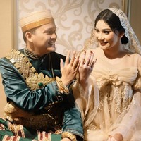 Momen pernikahan mereka baru diunggah di Instagram pribadi @sintamutiarabell baru-baru ini dan langsung jadi sorotan warganet. Pasalnya, pernikahan Sinta dan kakaknya, Indah Permatasari, disebut sangat berbeda. Foto: Instagram/@sintamutiarabell