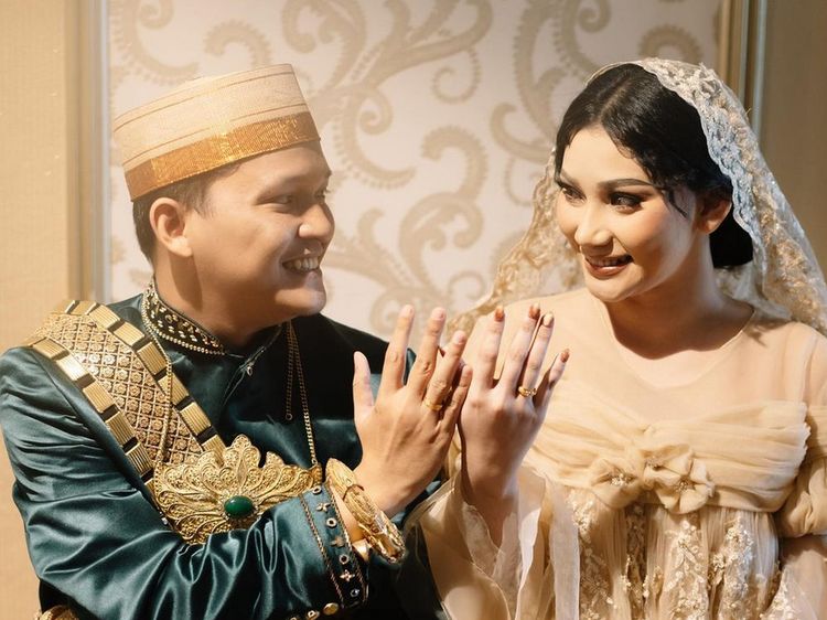 8 Potret Pernikahan Adik Indah Permatasari & Suami Ningrat yang Direstui Ibu