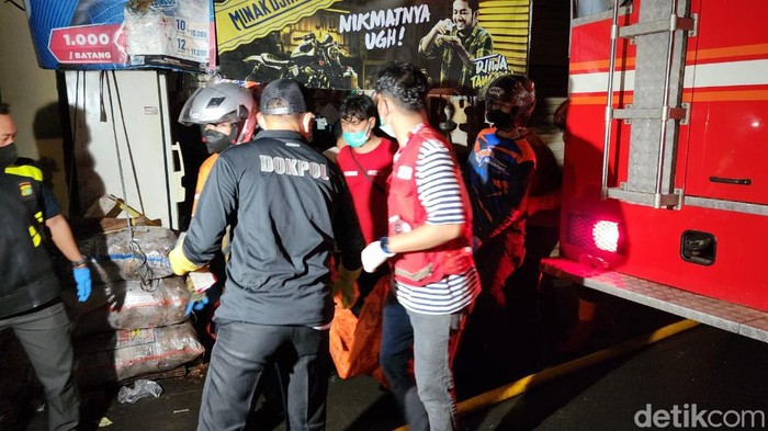 Petugas Damkar evakuasi kantong jenazah dari lokasi kebakaran di permukiman warga Koja dekat Depo Pertamina Plumpang
