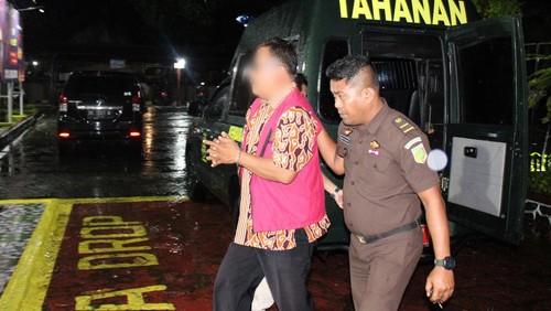 Petugas Kejaksaan Negeri Jembrana saat menggiring tersangka untuk dititipkan di Rutan Kelas II B Negara, Kamis (2/3/2023) malam. (IST)