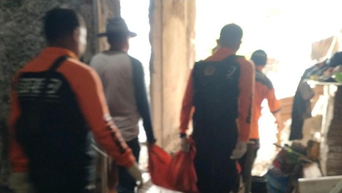 Petugas mengevakuasi korban dari lokasi