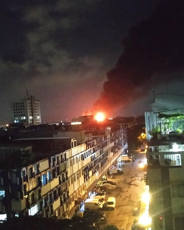 Pipa bahan bakar (bensin) di Jalan Tanah Merah Bawah, Rawa Badak Selatan, Koja, Jakut terbakar. Sebanyak 31 damkar dikerahkan (IG @humasjakfire)