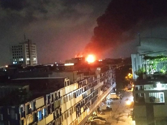 Pipa bahan bakar (bensin) di Jalan Tanah Merah Bawah, Rawa Badak Selatan, Koja, Jakut terbakar. Sebanyak 31 damkar dikerahkan (IG @humasjakfire)