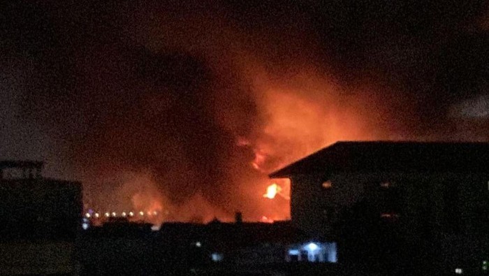 Pipa bahan bakar (bensin) di Jalan Tanah Merah Bawah, Rawa Badak Selatan, Koja, Jakut terbakar. Sebanyak 31 damkar dikerahkan (IG @humasjakfire)