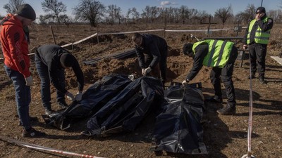 Selidiki Serangan Rusia, Polisi Ukraina Gali Kuburan Massal di Kyiv