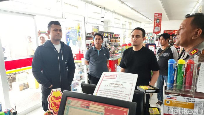 Polisi melakukan olah TKP minimarkert