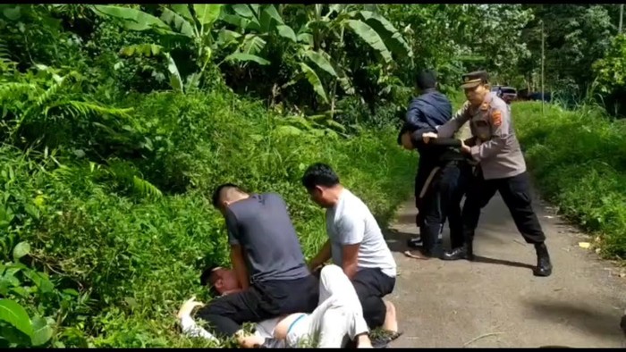 Polisi menangkap Anak Kades Wonosobo setelah dipergoki mencuri motor (Dok Polres Tanggamus)