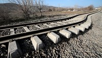Jalur kereta api itu bergeser akibat getaran gempa yang kuat.