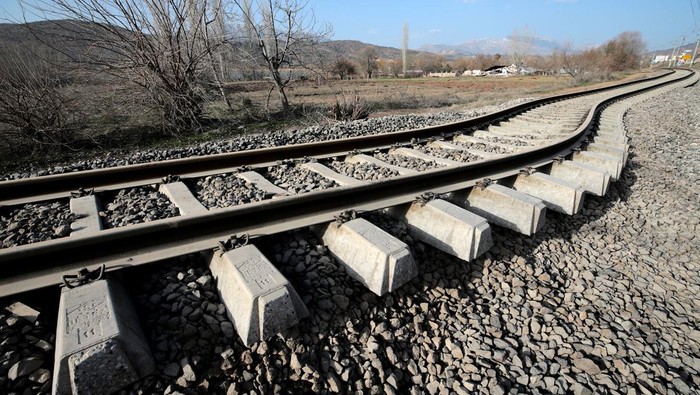 Potret Rel Kereta Meliuk-liuk Akibat Digoyang Gempa Turki Gempa di Turki pada 6 Februari 2023 lalu mengakibatkan kerusakan parah. Selain bangunan, jalur kereta api juga terdampak oleh gempa. Ini penampakannya.