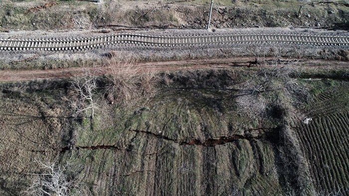 Potret Rel Kereta Meliuk-liuk Akibat Digoyang Gempa Turki Gempa di Turki pada 6 Februari 2023 lalu mengakibatkan kerusakan parah. Selain bangunan, jalur kereta api juga terdampak oleh gempa. Ini penampakannya.