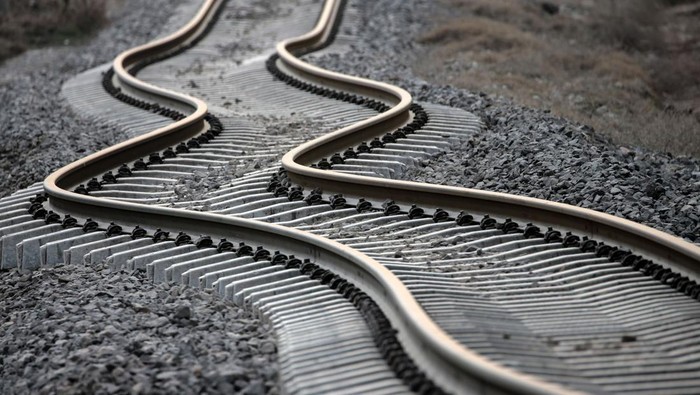 Potret Rel Kereta Meliuk-liuk Akibat Digoyang Gempa Turki Gempa di Turki pada 6 Februari 2023 lalu mengakibatkan kerusakan parah. Selain bangunan, jalur kereta api juga terdampak oleh gempa. Ini penampakannya.