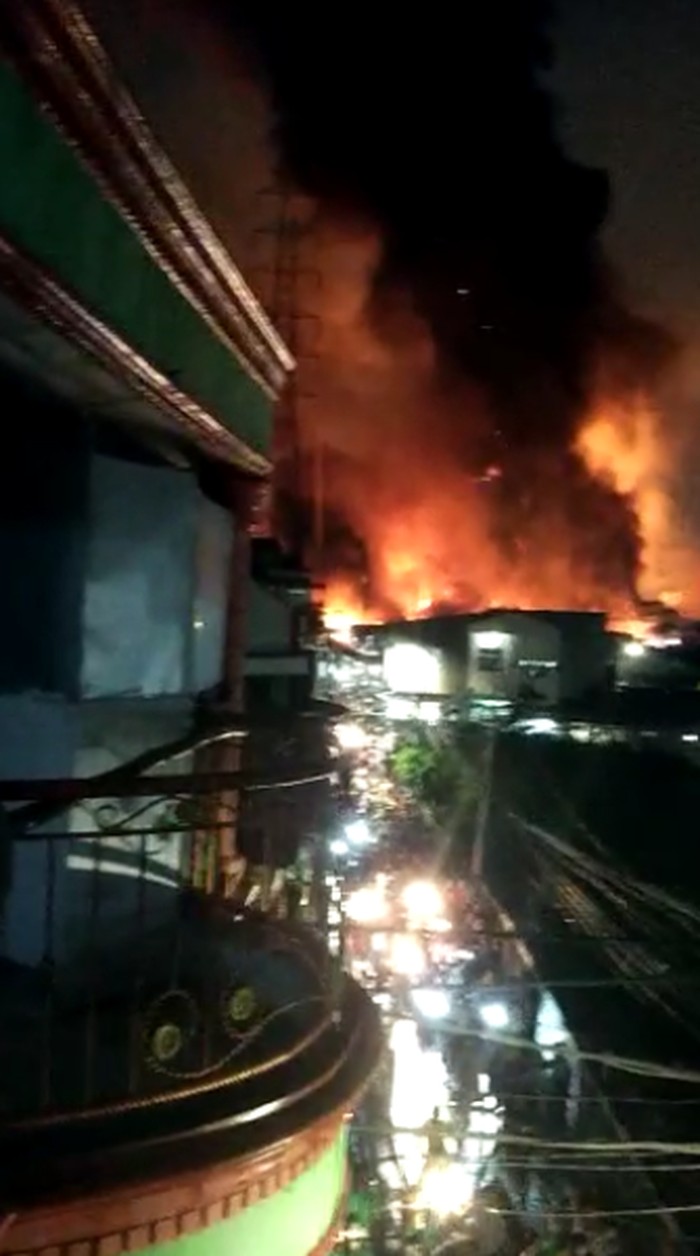 Potret suasana kepanikan warga saat terjadi kebakaran di Depo Pertamina Plumpang, Koja, Jakarta Utara.