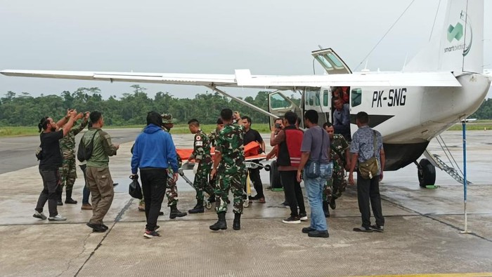 Prajurit TNI yang gugur ditembak KKB dievakuasi menggunakan Pesawat Cessna 208B Grand Caravan.