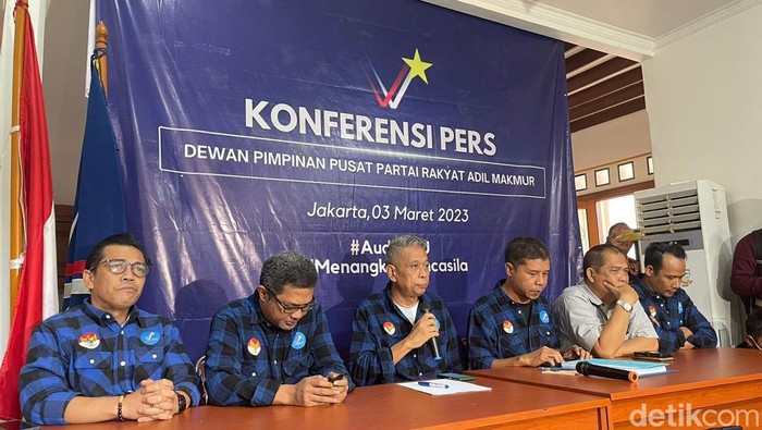 Partai Prima menjadi sorotan terkait kabar penundaan Pemilu 2024 yang diputuskan oleh PN Jakarta Pusat. Hal itu buntut dari gugatan Partai Prima kepada KPU.