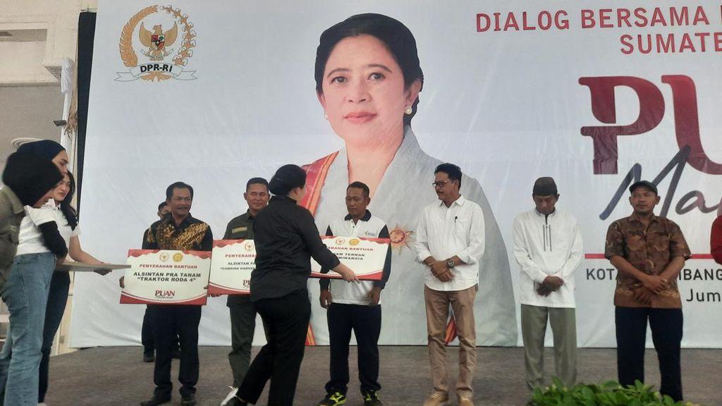 Sambil Cek Kinerja DPR, Puan Bagikan Alsintan ke Petani di Palembang