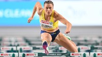 Bianca Salming dari Swedia berlari sambil melompati rintangan dalam kejuaraan lari gawang 60 meter putri di Atakoy Arena, Istanbul, Turki.