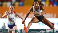Nafissatou Thiam dari Belgium adu cepat dengan peserta lainnya.