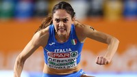 Aksi Svena Gerevini dari Italia di Kejuaraan Atletik Indoor Eropa. Dalam cabor ini, peserta harus melompati gawang dan mendarat dengan teknik yang tepat.