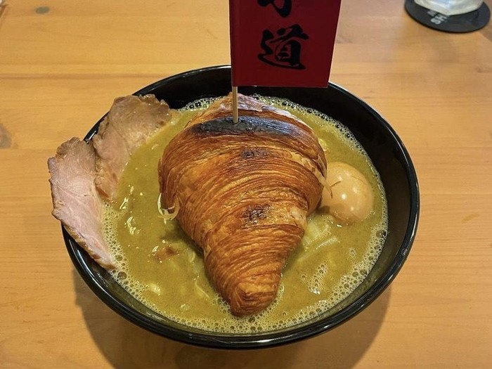 Sekte Baru Ramen Disajikan Pakai Topping Croissant