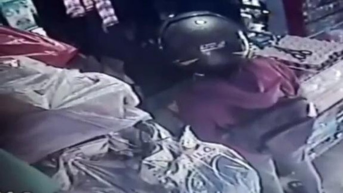 rekaman CCTV perampokan di warung Nek Winarsih. (Foto: Istimewa)