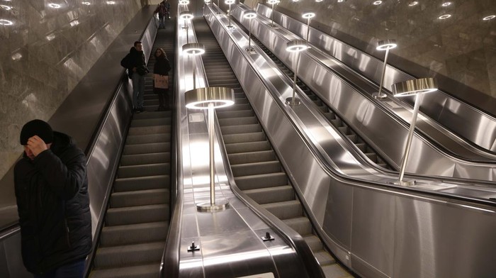 Rusia Luncurkan Jalur Kereta Bawah Tanah Terpanjang di Dunia MOSCOW, RUSSIA - MARCH 02: (RUSSIA OUT) Passengers seen at the Maryina Roshcha Moscow's metro station, March 2, 2023 in Moscow, Russia. Russia inaugurated the 70km Big Circle Line (BCL) on March 1tst - the longest metro line in the World with 31 stations was constucted from 2011 to 2023. (Photo by Contributor/Getty Images)
