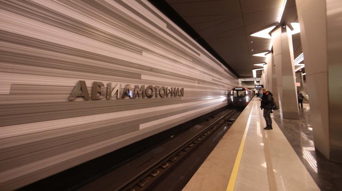 Rusia Luncurkan Jalur Kereta Bawah Tanah Terpanjang di Dunia MOSCOW, RUSSIA - MARCH 02: (RUSSIA OUT) Passengers seen at the Maryina Roshcha Moscow's metro station, March 2, 2023 in Moscow, Russia. Russia inaugurated the 70km Big Circle Line (BCL) on March 1tst - the longest metro line in the World with 31 stations was constucted from 2011 to 2023. (Photo by Contributor/Getty Images)
