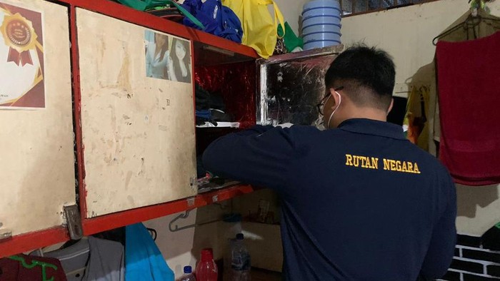 Rutan Kelas II B Negara, Jembrana, menggeledah blok hunian warga binaan pemasyarakatan dan menemukan barang terlarang, seperti kartu remi.