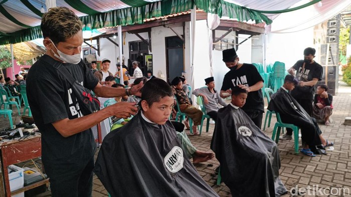 Santri Pondok Pesantren Gedongan Cirebon Ikuti Cukur Massal