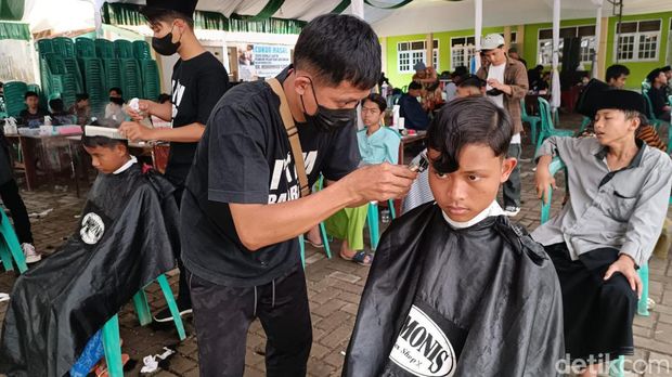 Santri Pondok Pesantren Gedongan Cirebon Ikuti Cukur Massal