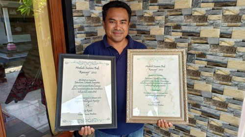 Sastrawan Bali I Made Sugianto di rumahnya, Tabanan, Bali, Sabtu (11/2/2023). Sugianto meraih dua kali Anugerah Rancage pada 2012 dan 2013.