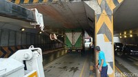 Truk tersebut tak dapat bergerak pada lajur kanan underpass yang menuju ke Cideng. (Adrial Akbar/detikcom)