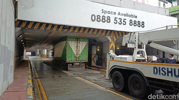 Satu unit truk boks besar tersangkut di underpass Tanah Abang menuju arah Cideng, Jakpus. Truk tersebut sudah dievakuasi. (Adrial Akbar/detikcom)