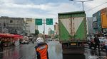 Potret Truk Tersangkut di Underpass Tanah Abang hingga Dievakuasi