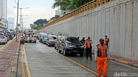 Selama proses evakuasi, petugas sempat memberhentikan lalu lintas di lokasi untuk sementara waktu agar proses evakuasi berjalan lancar dan tak ada pihak terdampak. (Adrial Akbar/detikcom)