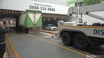 Potret Truk Tersangkut di Underpass Tanah Abang hingga Dievakuasi