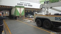 Truk tersebut mulai dievakuasi pukul 14.43 WIB. Proses evakuasi berlangsung cukup sulit karena truk tersangkut erat di underpass. (Adrial Akbar/detikcom)