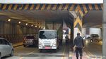 Potret Truk Tersangkut di Underpass Tanah Abang hingga Dievakuasi
